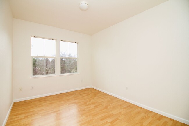 Building Photo - West Davis 4 Bedroom 2.5 Bathroom Home Rig...