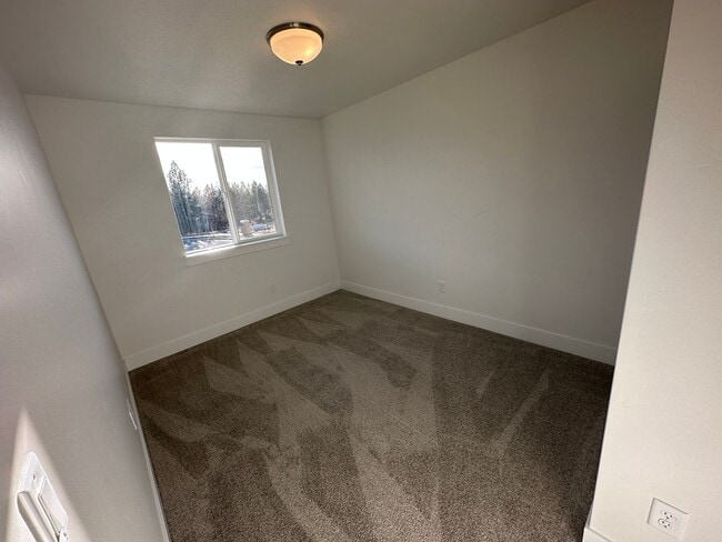 Building Photo - POOL & Clubhouse! 3 Bdrm, 2.5 Bath 1450 sq ft Townhouse, All Appliances, Gas Heat & A/C, Pet OK, ...