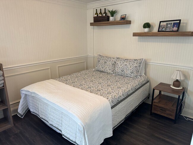 Building Photo - 6-Month Lease Option Available — Stylish First-Floor Condo by Daffin Park with All-Inclusive Util...