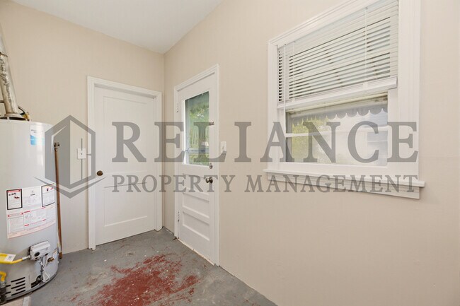 Building Photo - 1620 E Selma St