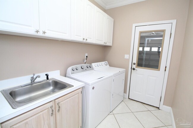 Building Photo - 2563 2nd Ct