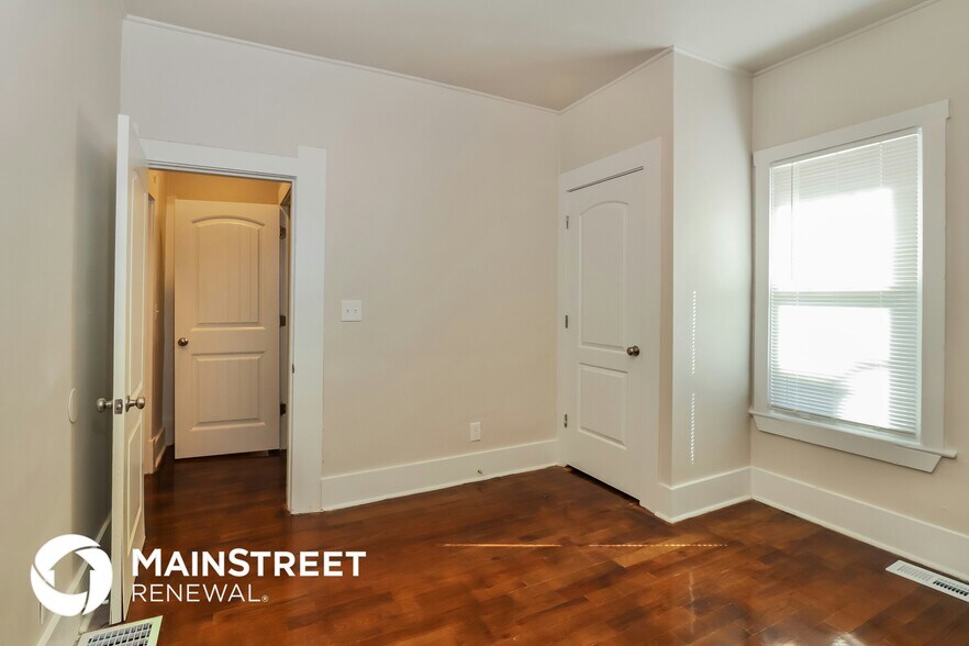 Building Photo - 3732 River Park Dr