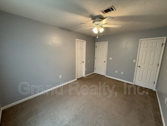 Building Photo - 1015 Peakview Dr