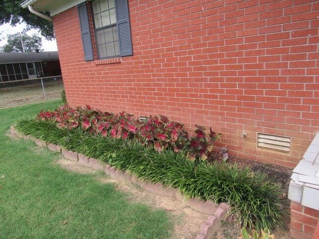 Building Photo - Questions call Peggy Goodman 501 676 1758