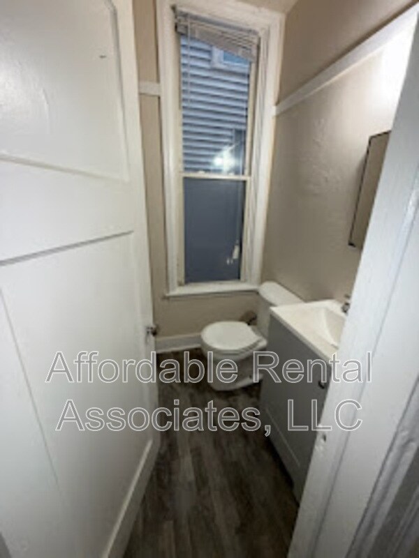 Building Photo - 1240 W Washington St