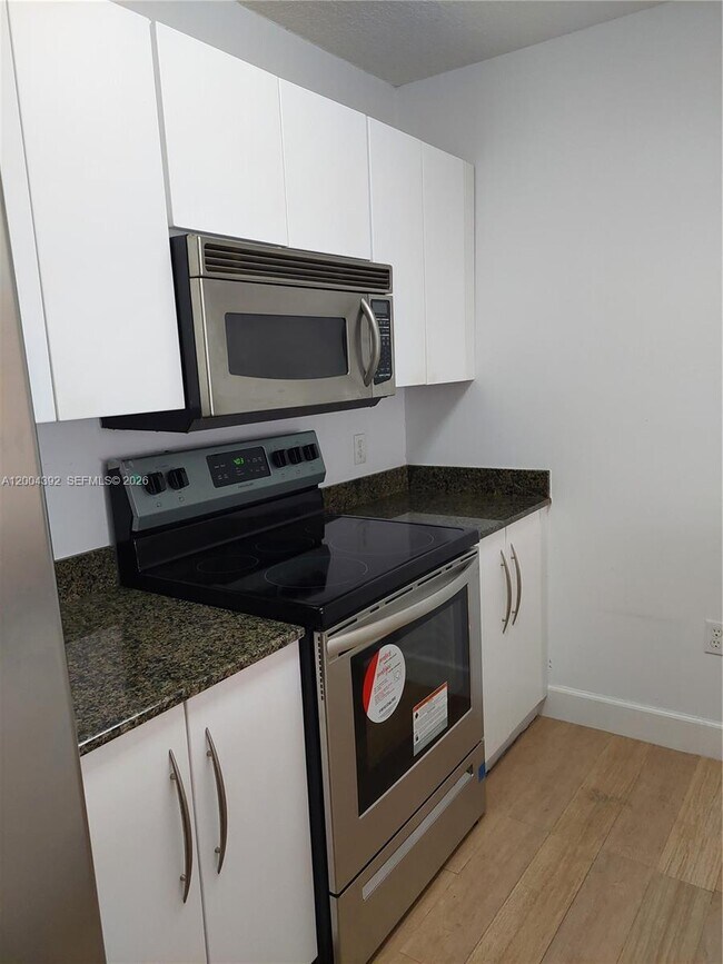 Building Photo - 1200 Brickell Bay Dr