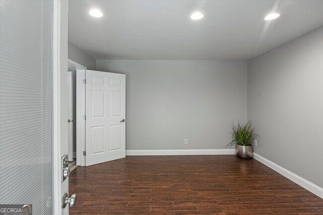 Building Photo - 2115 Julien Overlook