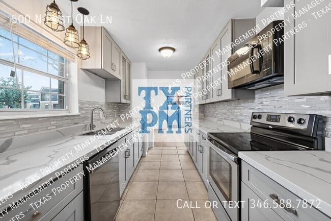 Building Photo - 500 N Post Oak Ln