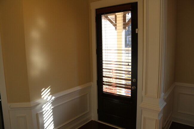 Building Photo - Executive Rental in Cypress Point S/D