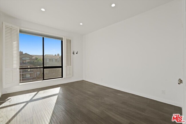 Building Photo - 2175 S Beverly Glen Blvd