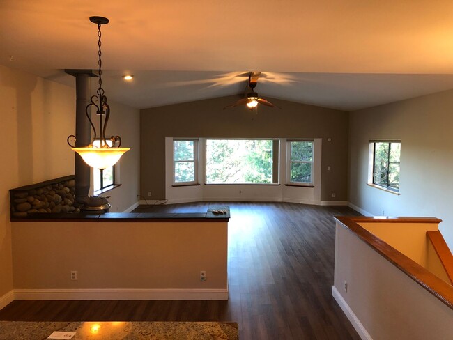 Building Photo - Gorgeous Alta Sierra Views with extra room.