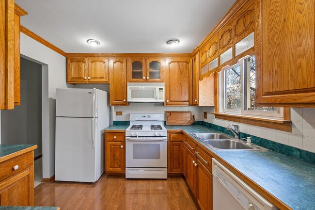 Building Photo - 5S710 Steeple Run Dr