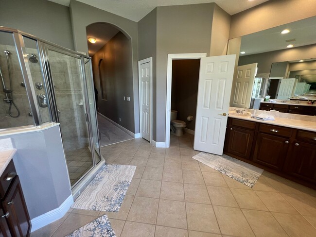 Building Photo - Beautiful 5 Bed 4 Bath Pool Home in the gu...