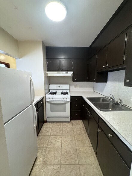 Building Photo - 580 Bridge St