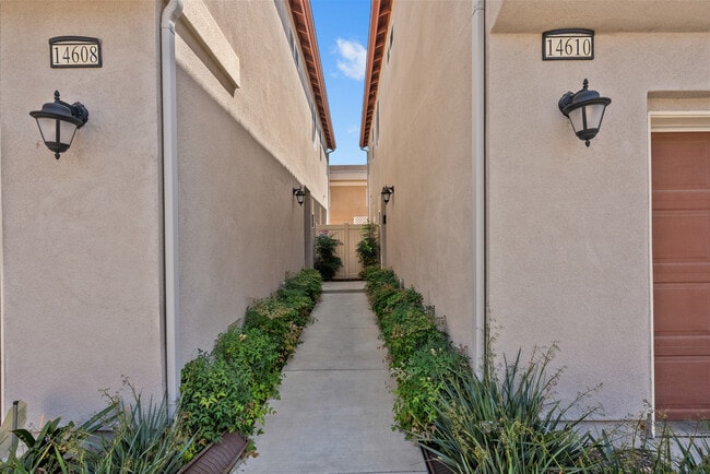 Building Photo - 14610 Isla Vista Dr