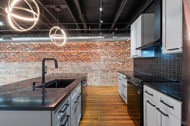 Building Photo - 330 W Lamar St