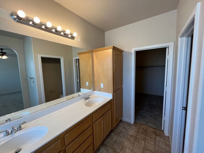 Building Photo - 5 Bed | 3.5 Bath | 2368 SF | 2 Car garage | Two Story | Tenant pays $175 for WS&G