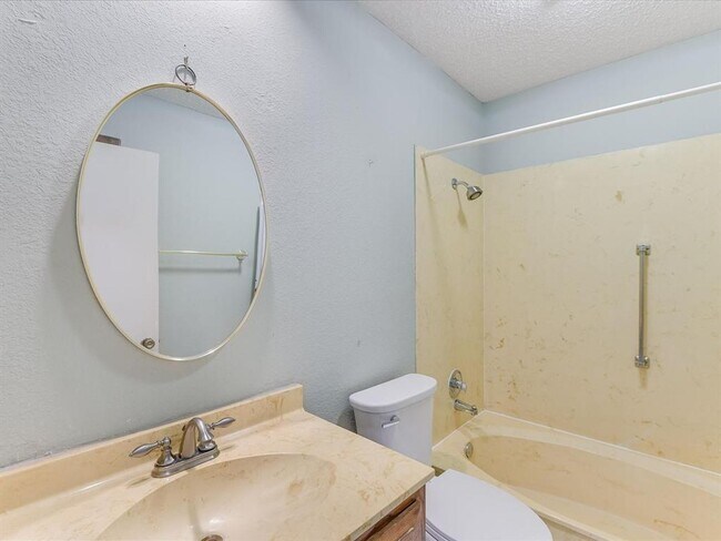 Building Photo - Charming Condo with Golf Course Views in O...
