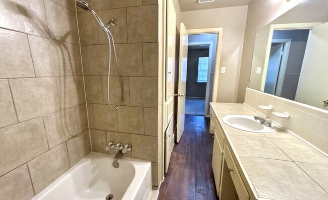 Building Photo - 3-Bedroom Home with Garage and Laundry Hoo...