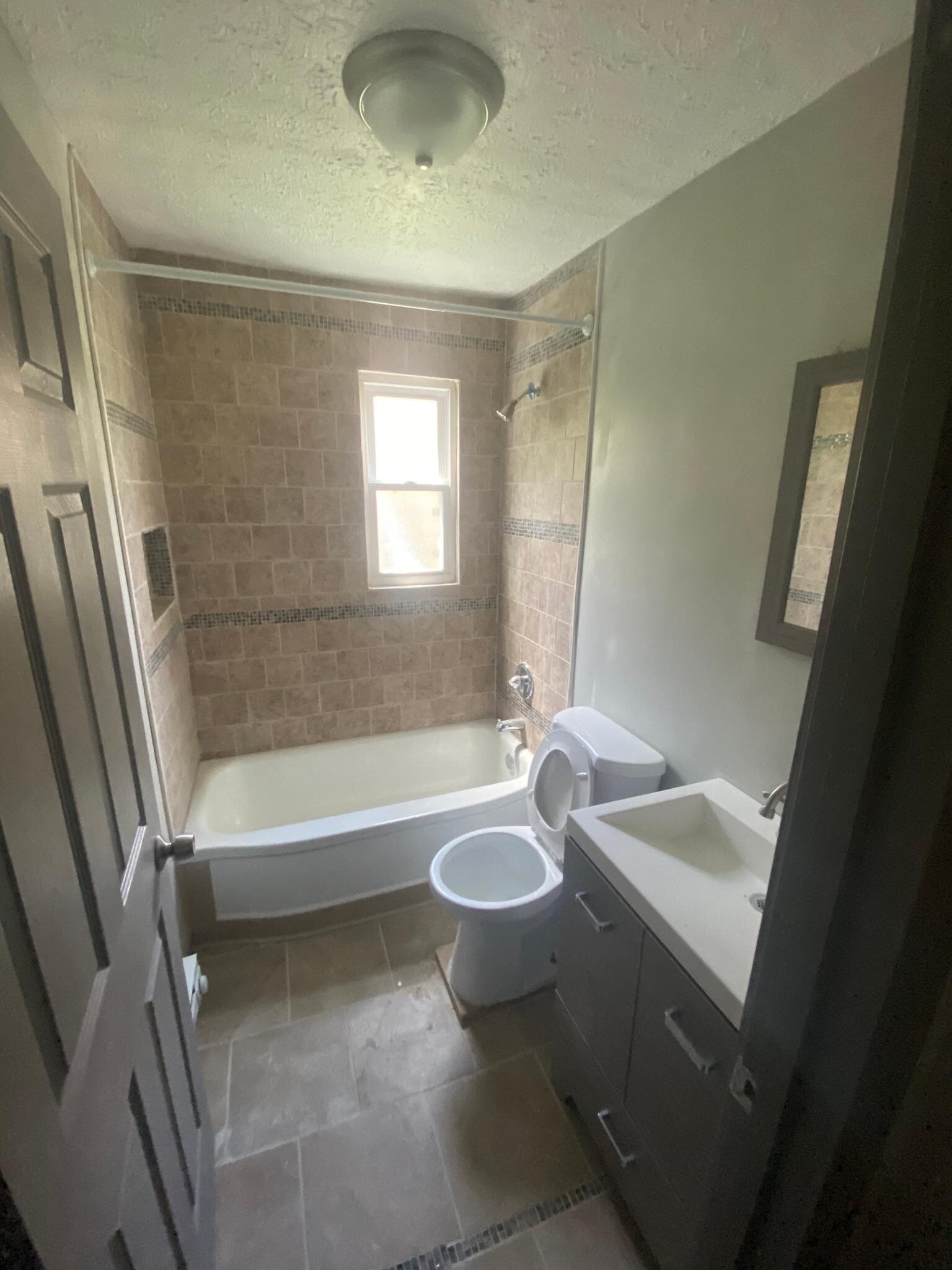 Building Photo - 412 W Parkwood Dr