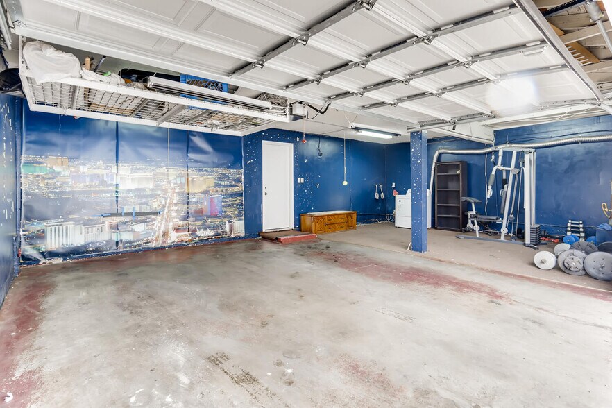 Building Photo - 10 Rawhide Ln