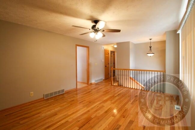 Building Photo - Spacious 3Bed/ 1Bath Home