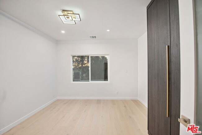 Building Photo - 645 Walther Way