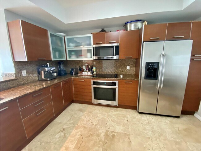 Building Photo - 3330 NE 190th St