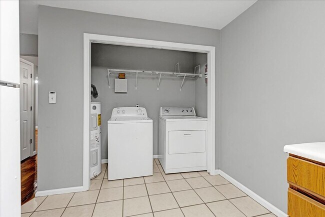 Building Photo - 3 bed 2 Bath house with fenced-in yard on Pepper dr! Available now!