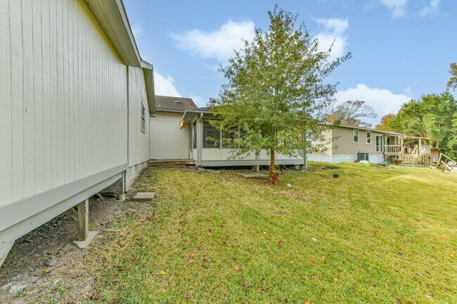 Building Photo - 305 Red Haven Dr