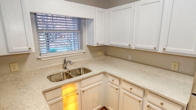 Building Photo - 5028 Winfield Dr