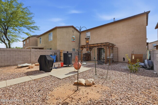 Building Photo - 8471 N Placita De La Manzana