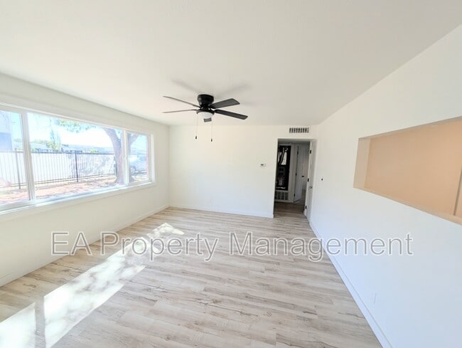 Building Photo - 3712 Bryn Mawr Dr NE