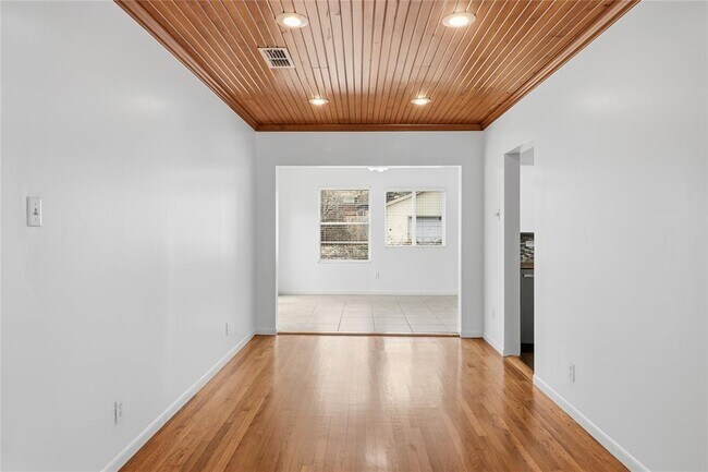 Building Photo - 2007 Montclaire St