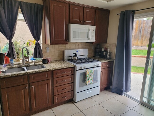 Building Photo - 4 bedrooms