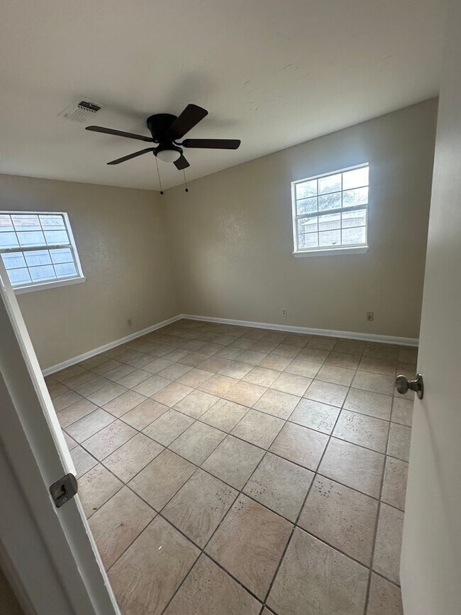 Building Photo - Updated 3 Bedroom Home