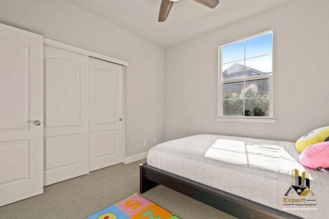 Building Photo - 232 Rochdale St