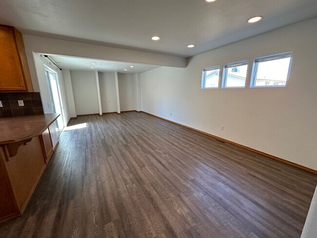 Building Photo - Spacious 4 Bed, 2.5 Bath Home!