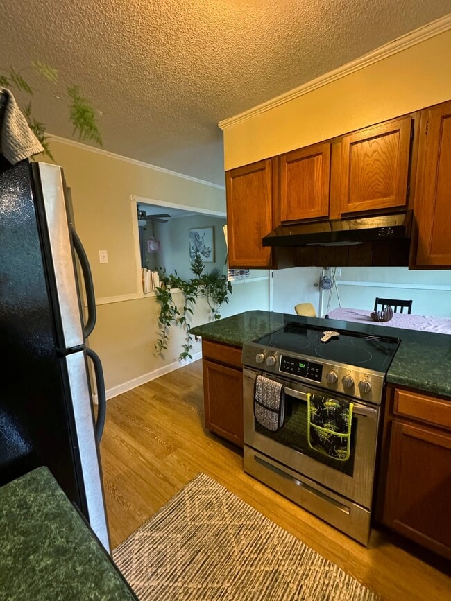 Building Photo - "Charming 3-Bedroom Retreat with Gleaming Hardwood Floors in Hendersonville!"