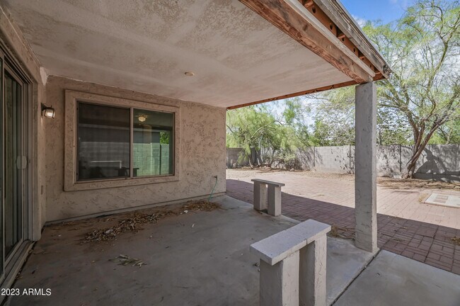 Building Photo - 808 W Roeser Rd