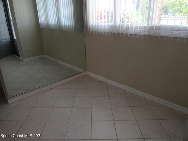 Building Photo - 328 Beach Park Ln