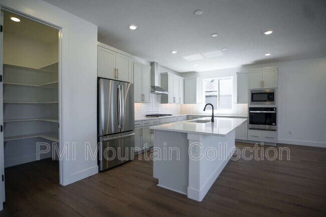 Building Photo - 459 Rimrock Ln