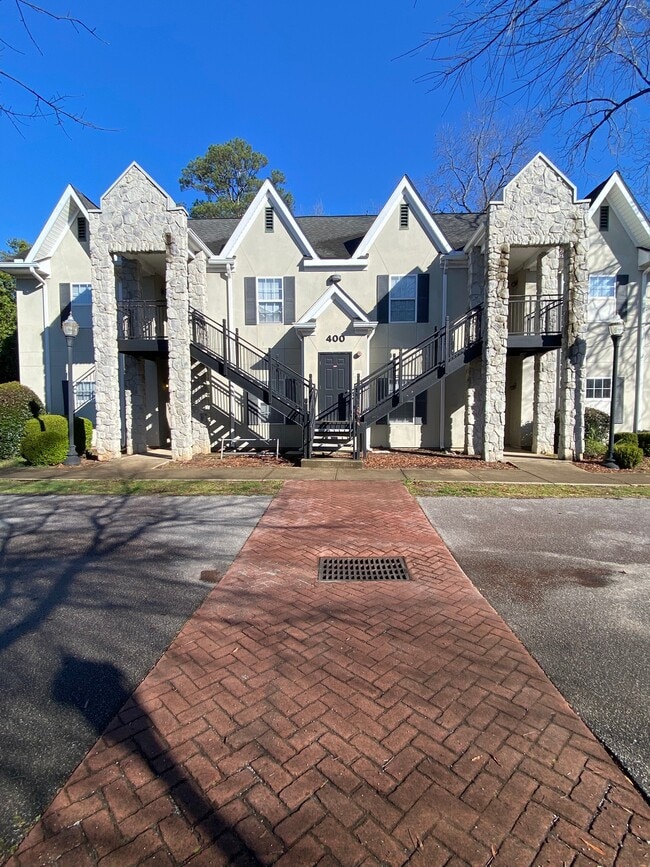 Building Photo - Hillcrest Apartments