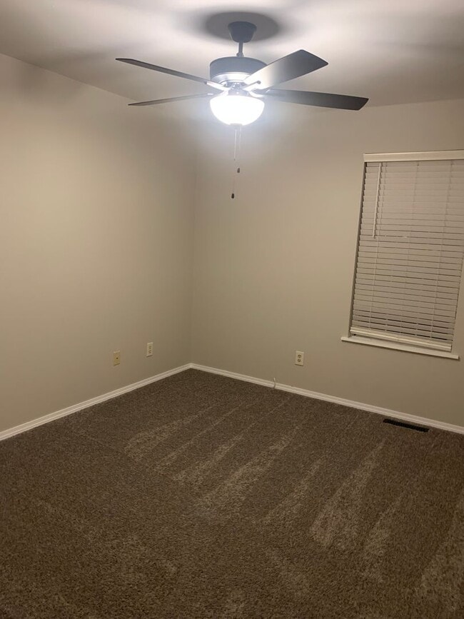 Building Photo - Beautiful updated 3 Bedroom 2 Bathroom Hom...
