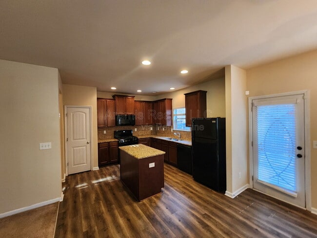 Building Photo - 2385 Capella Cir SW