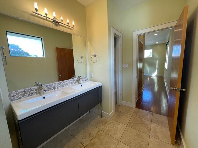 Building Photo - 5bed/3bath house in North Campus