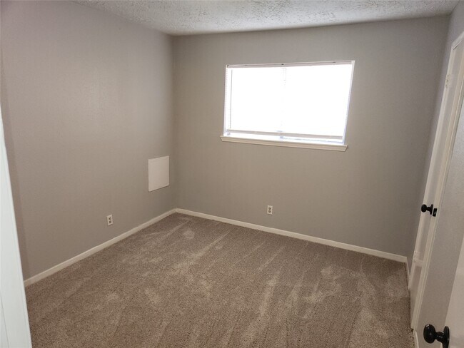 Building Photo - 22127 Elsinore Dr