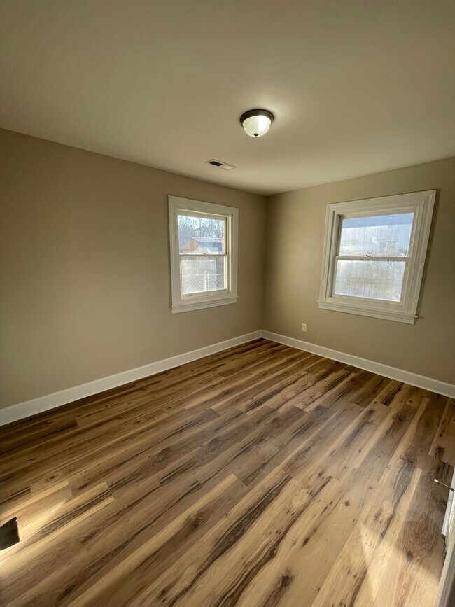 Building Photo - 108 N Saratoga St