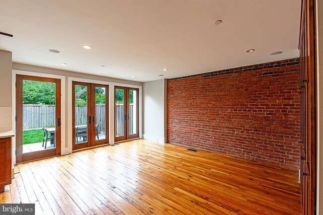 Building Photo - 325 D St SE