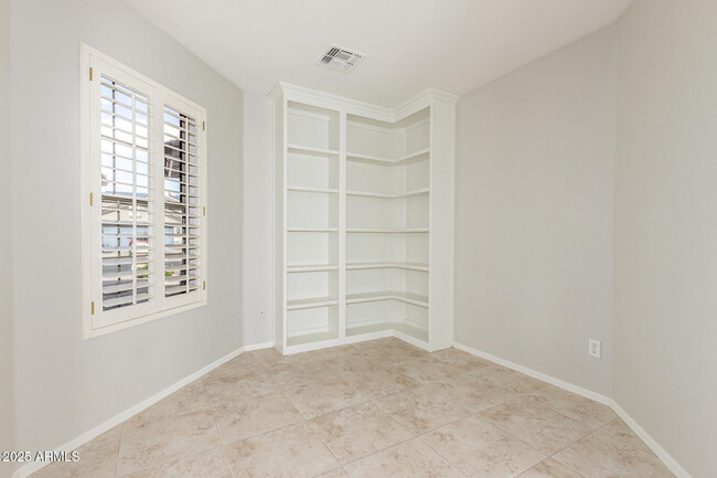 Building Photo - 15679 W Cheery Lynn Rd